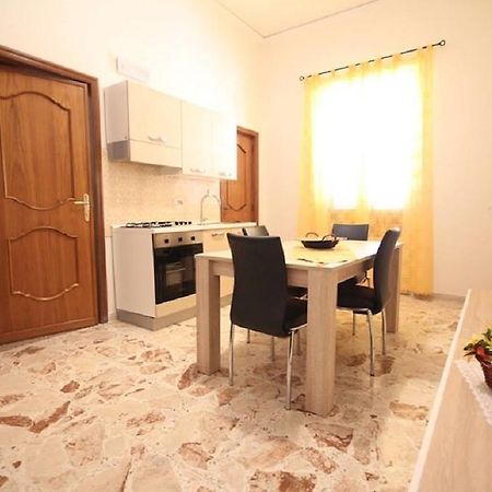 Ferienwohnung Le Tre Rose Di Mary Avola Exterior foto