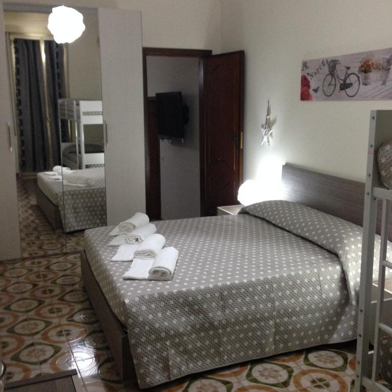 Ferienwohnung Le Tre Rose Di Mary Avola Exterior foto