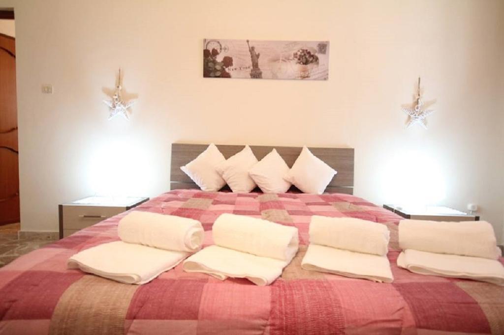 Ferienwohnung Le Tre Rose Di Mary Avola Exterior foto