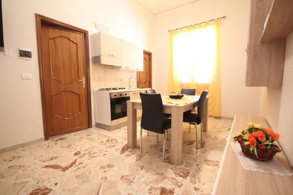 Ferienwohnung Le Tre Rose Di Mary Avola Exterior foto